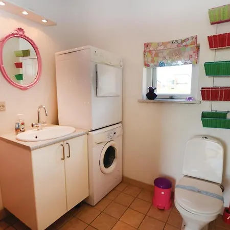 4 Bedroom Amazing In Holiday home